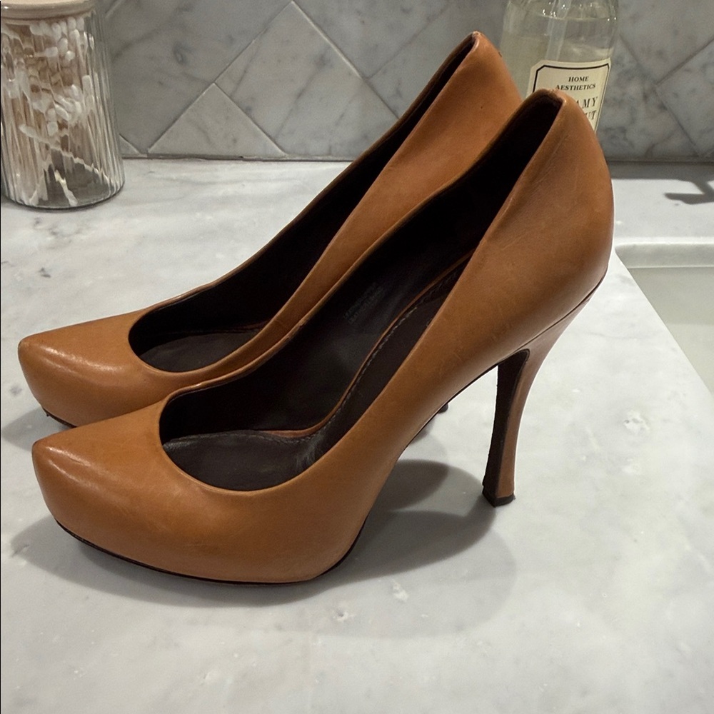 Vera Wang Tan Leather Heels